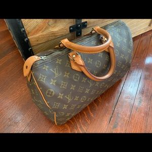 Louis Vuitton Speedy 35 Handbag.